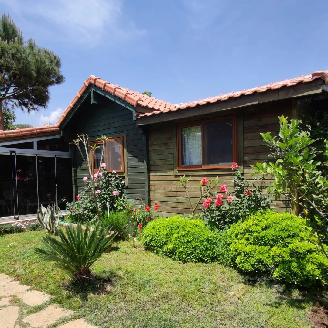 Bahçeli ahşap bungalow ev görünümü