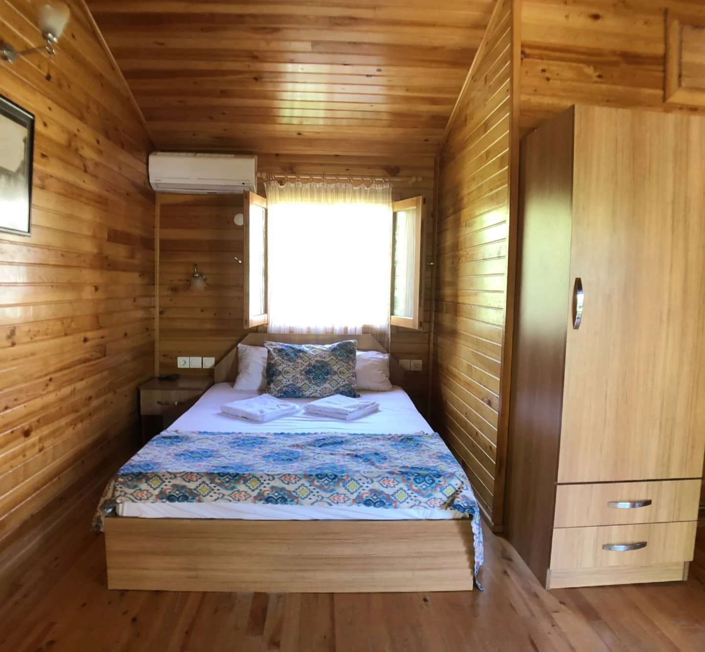 Ahşap bungalow yatak odası görünümü