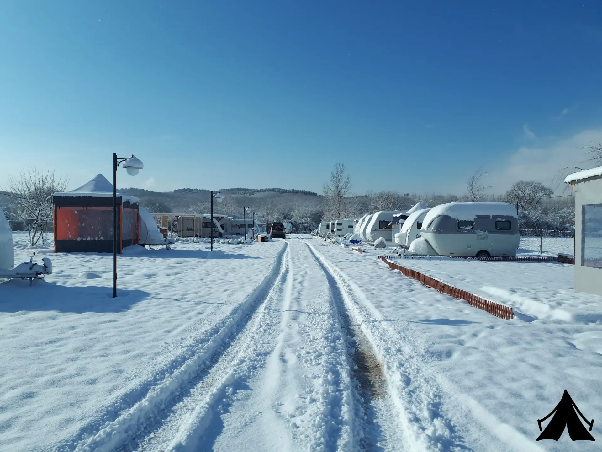 Kirpi camping karavan parkı Fotoğrafı