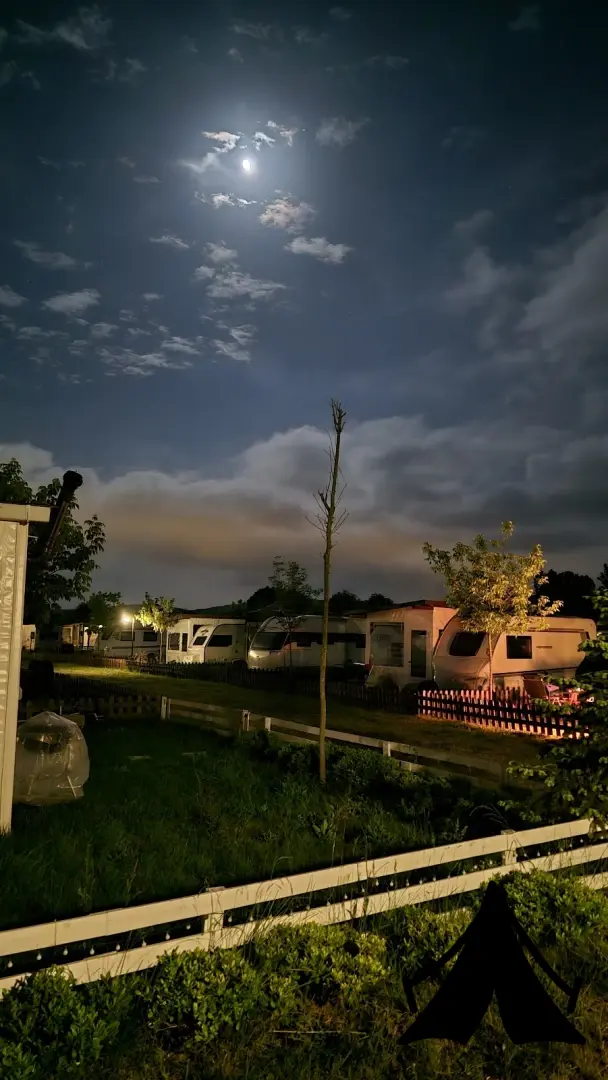 Kirpi camping karavan parkı Fotoğrafı