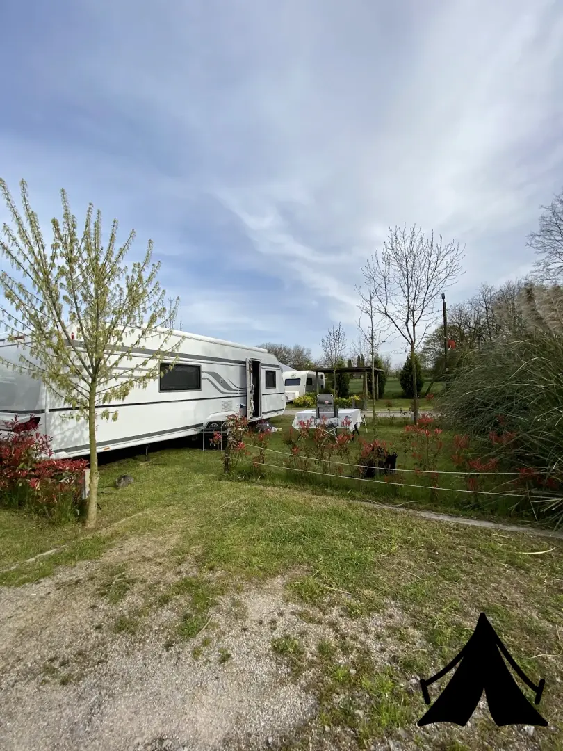 Forest Lake Caravan Camping Fotoğrafı