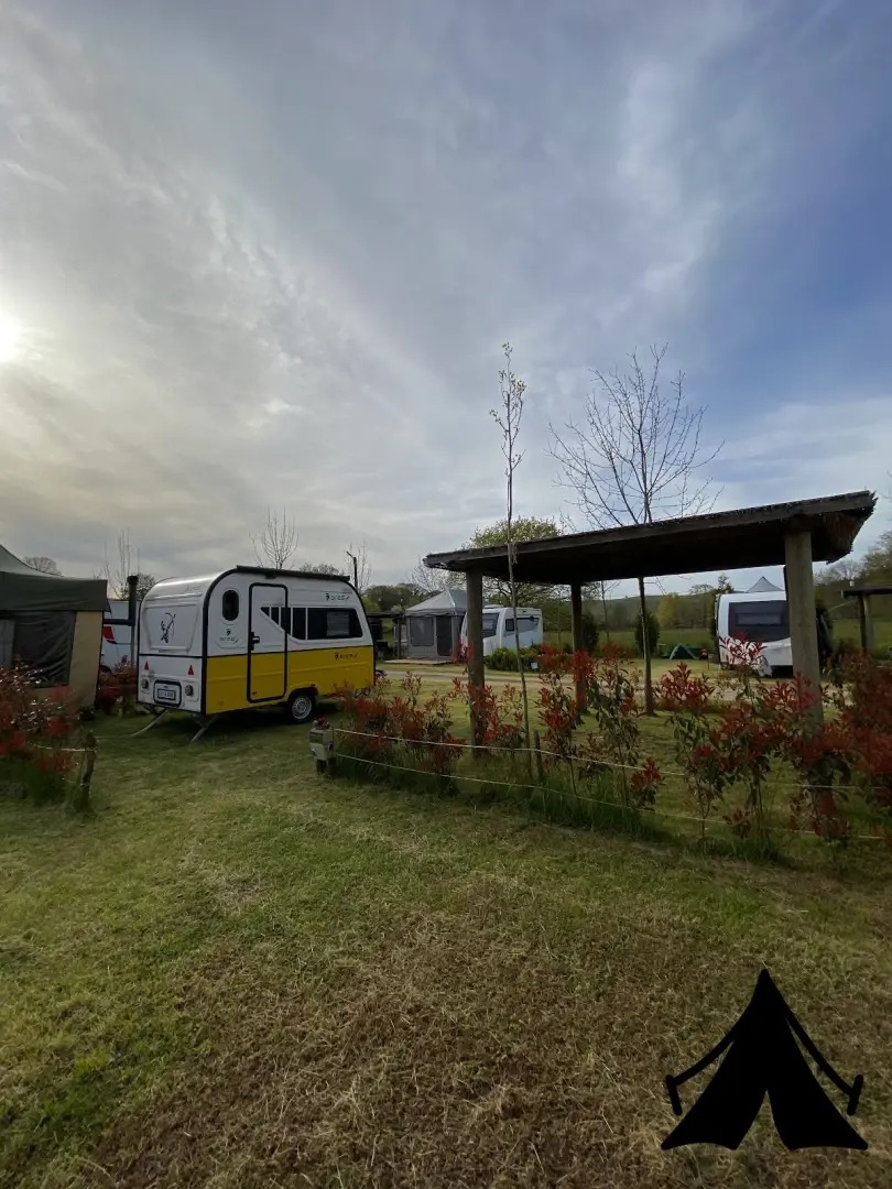 Forest Lake Caravan Camping Fotoğrafı