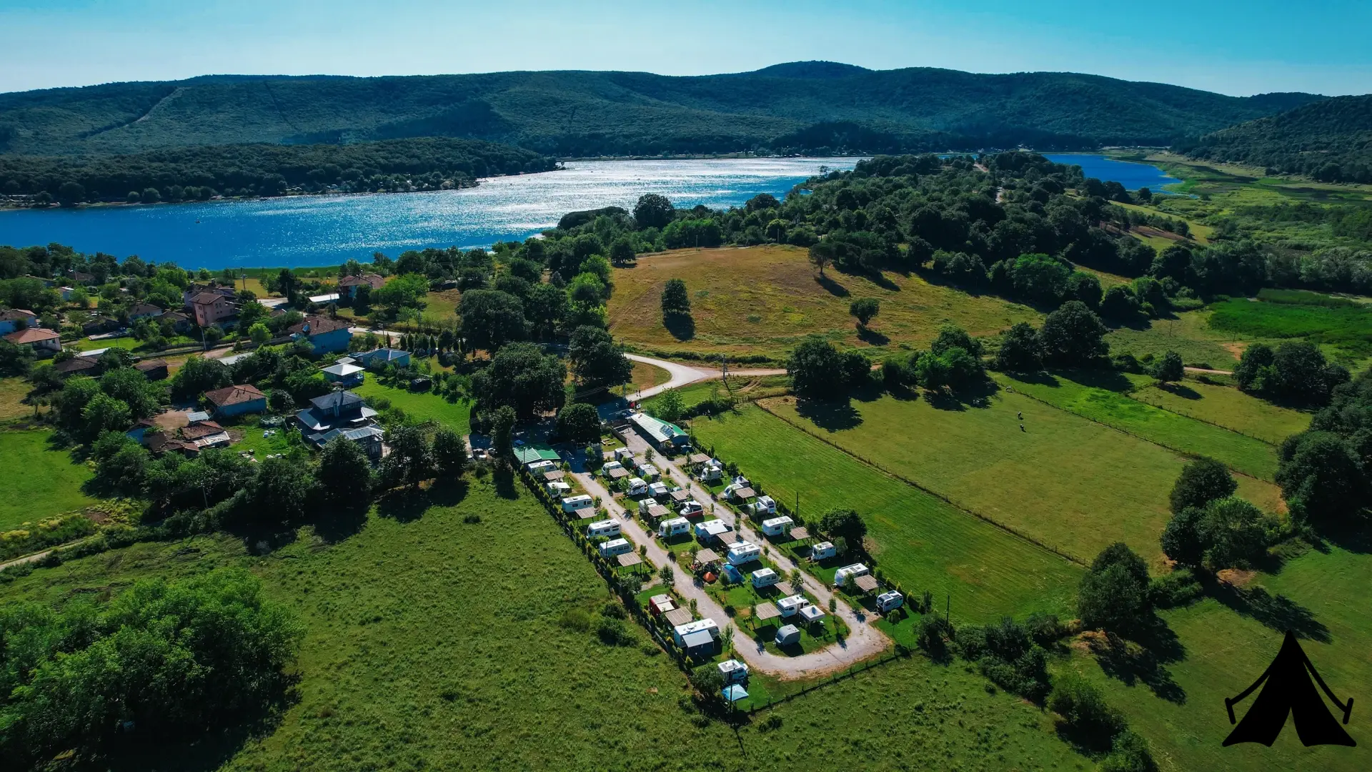 Forest Lake Caravan Camping Fotoğrafı