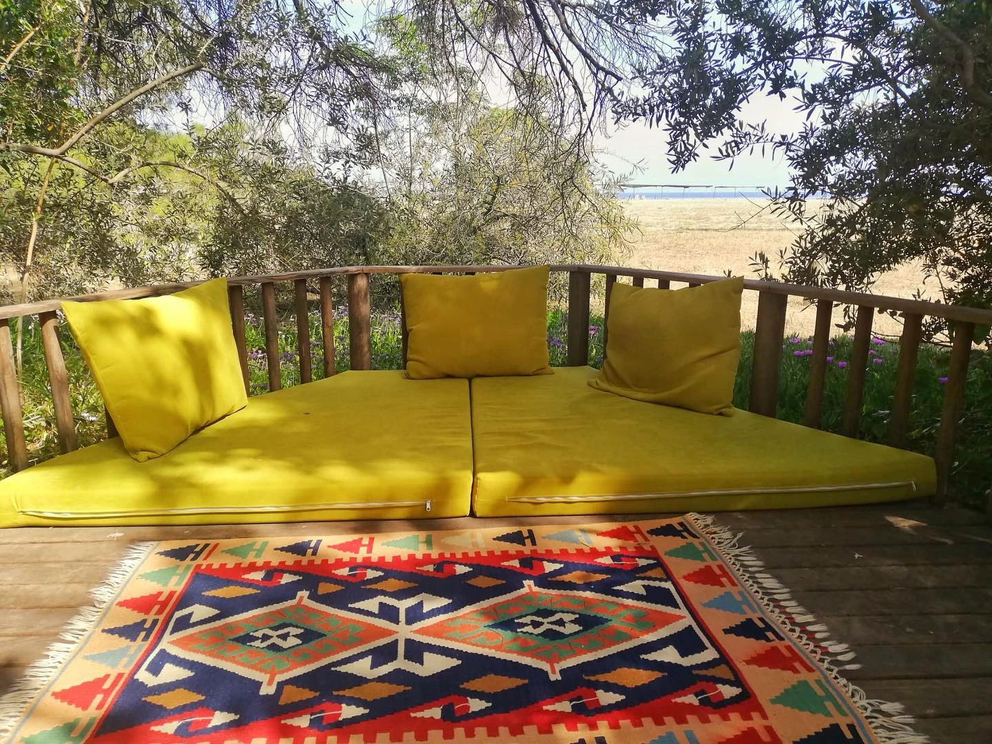 Sarı minderli ahşap dinlenme terası