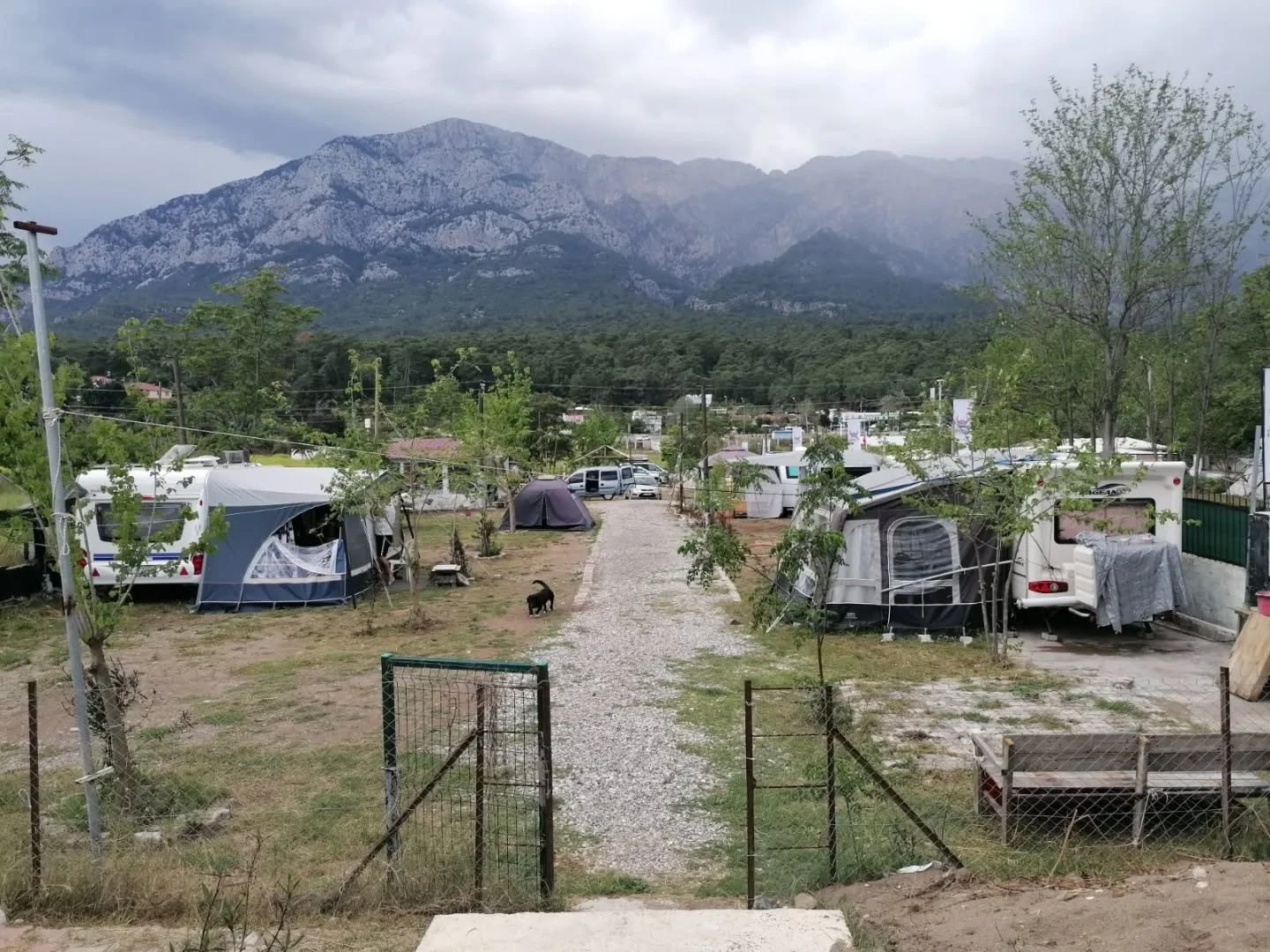 Kamp alanı, karavan, çadır, dağ.