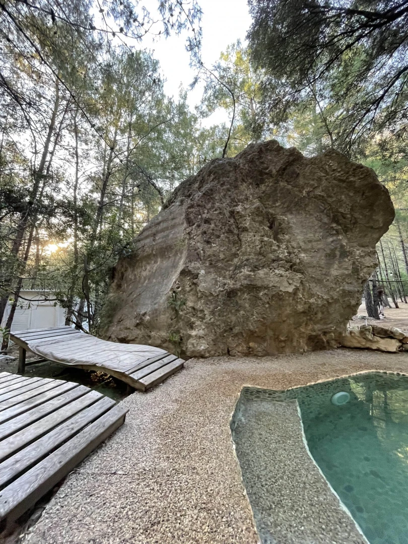 Havuz başında ahşap şezlonglar