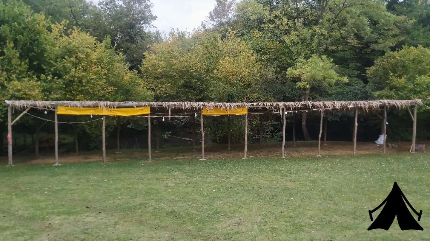 Saklı şelale kamp alanı Fotoğrafı