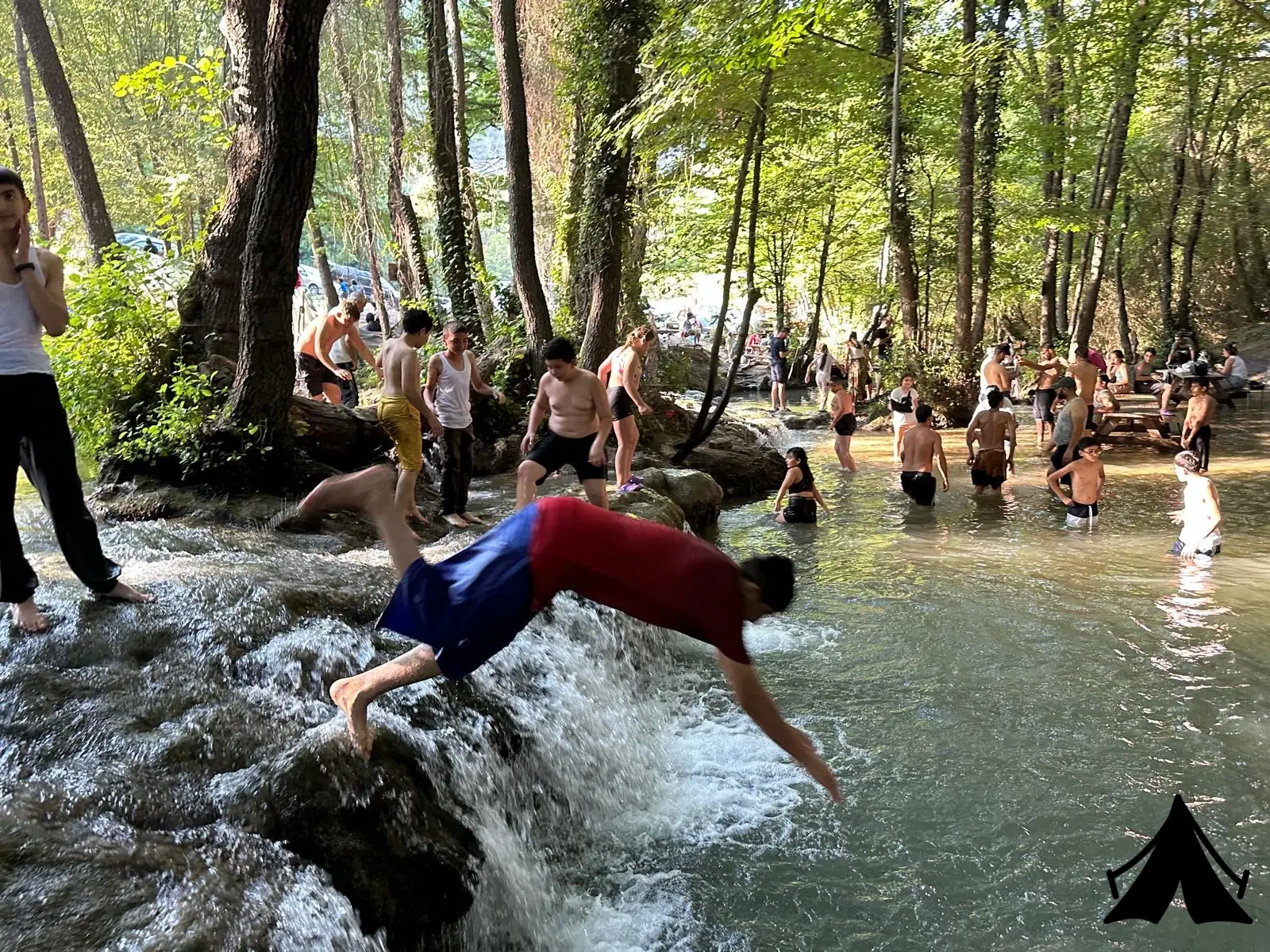 Saklı şelale kamp alanı Fotoğrafı