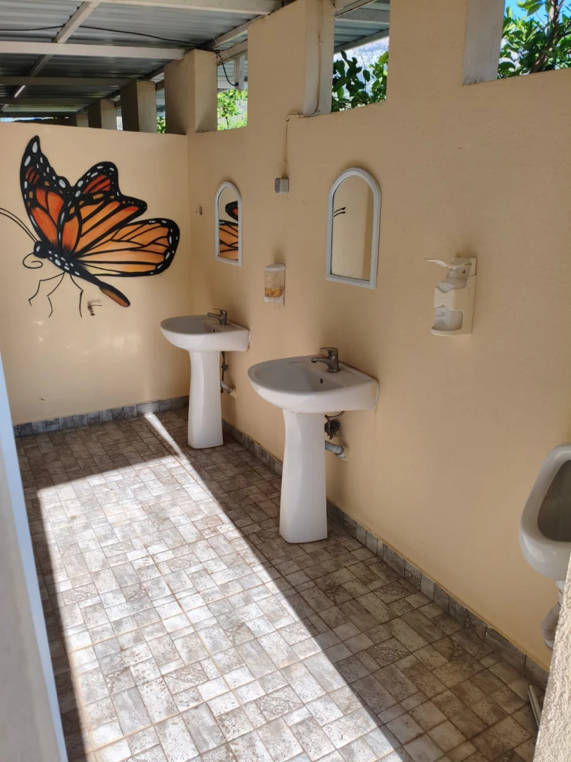 Kamp alanı lavabo ve aynalar