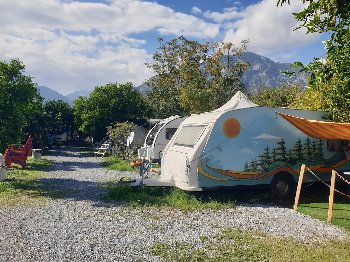 Bahçe içinde park edilmiş karavanlar.