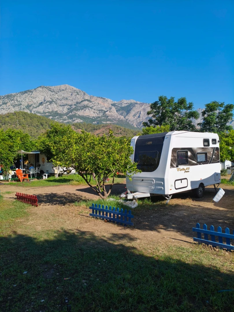 Dağ manzaralı beyaz kamp karavanı