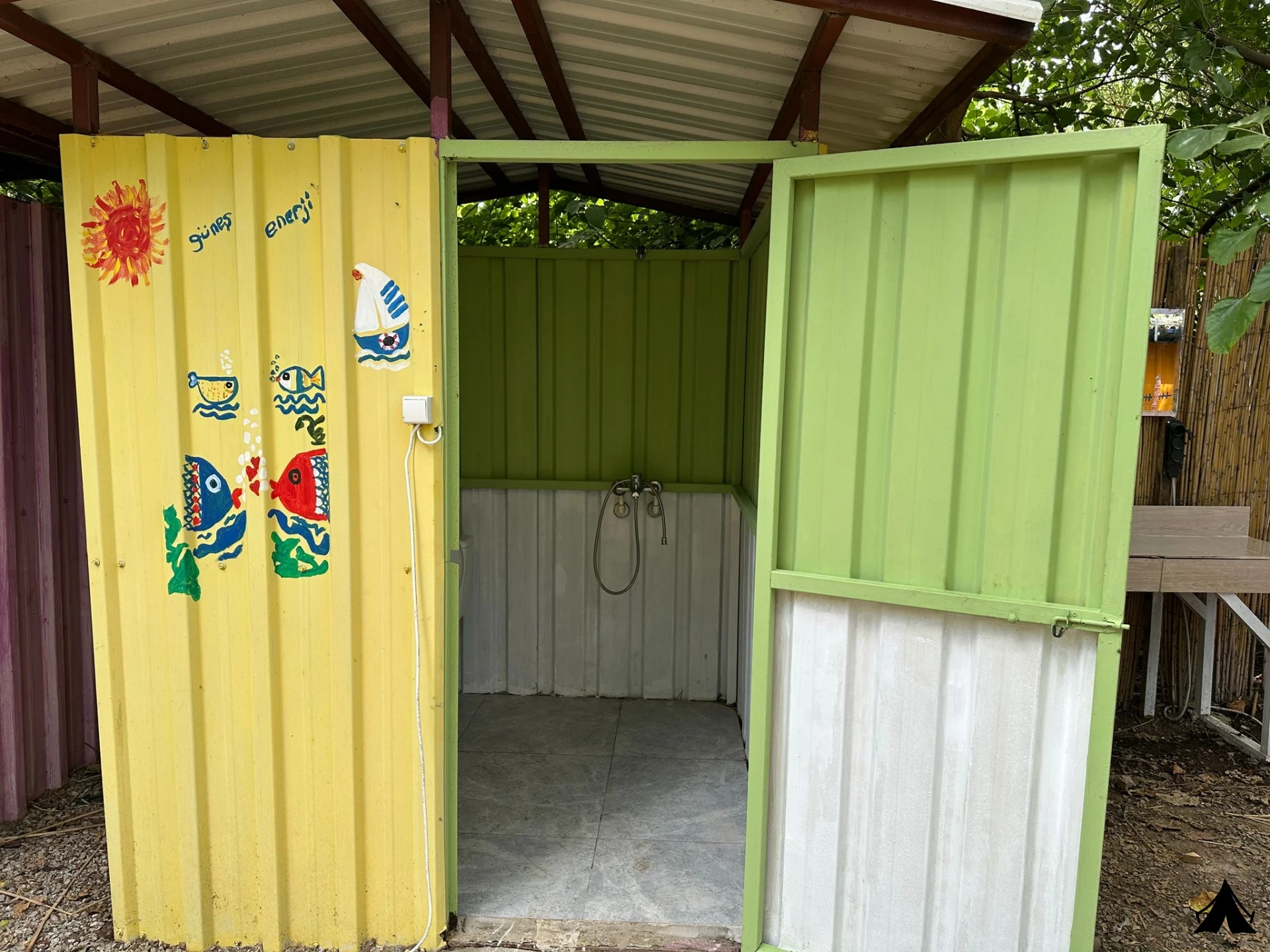 The Camp Bodrum duş alanı