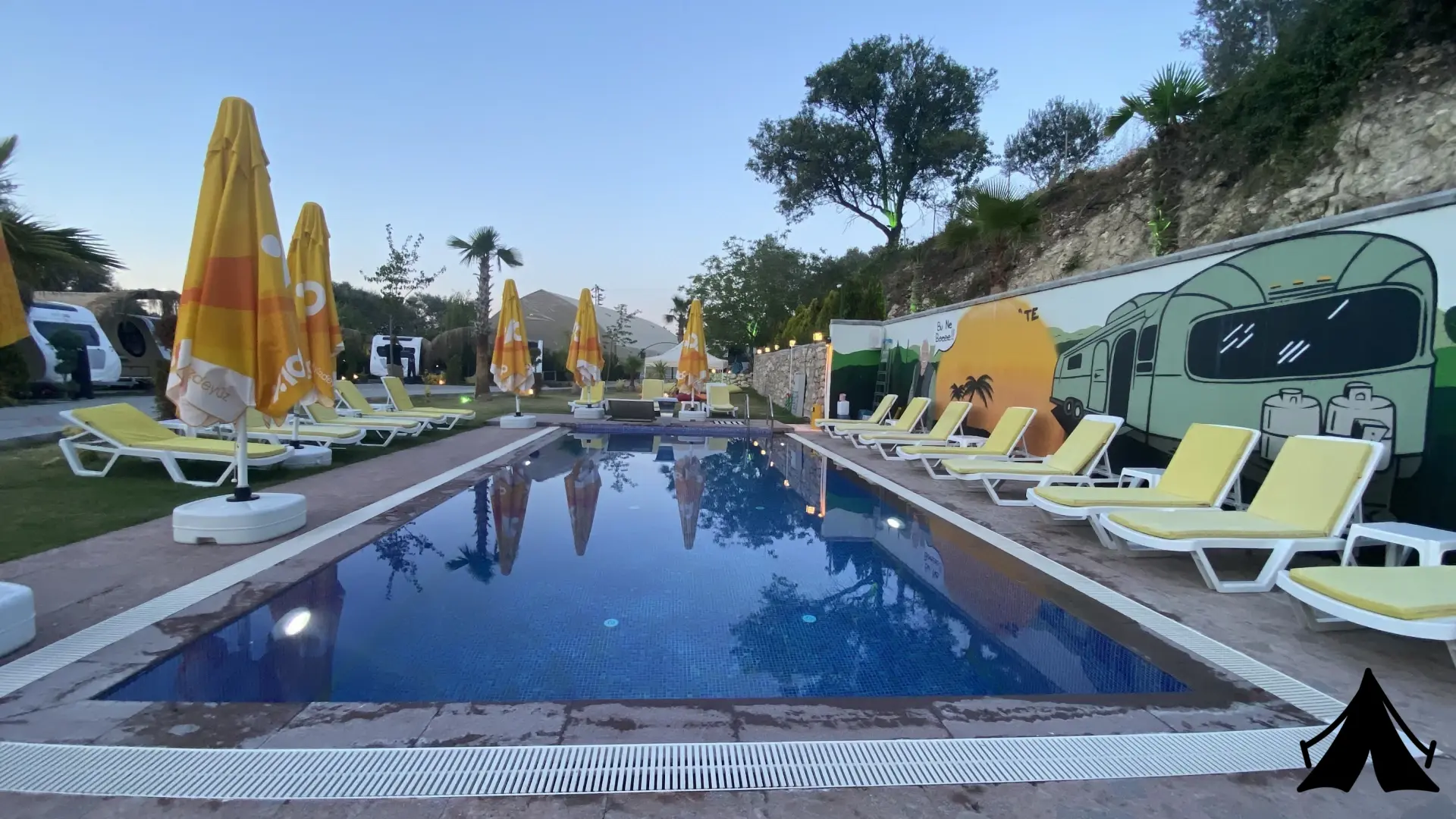 Güneşte Karavan Otel Fotoğrafı