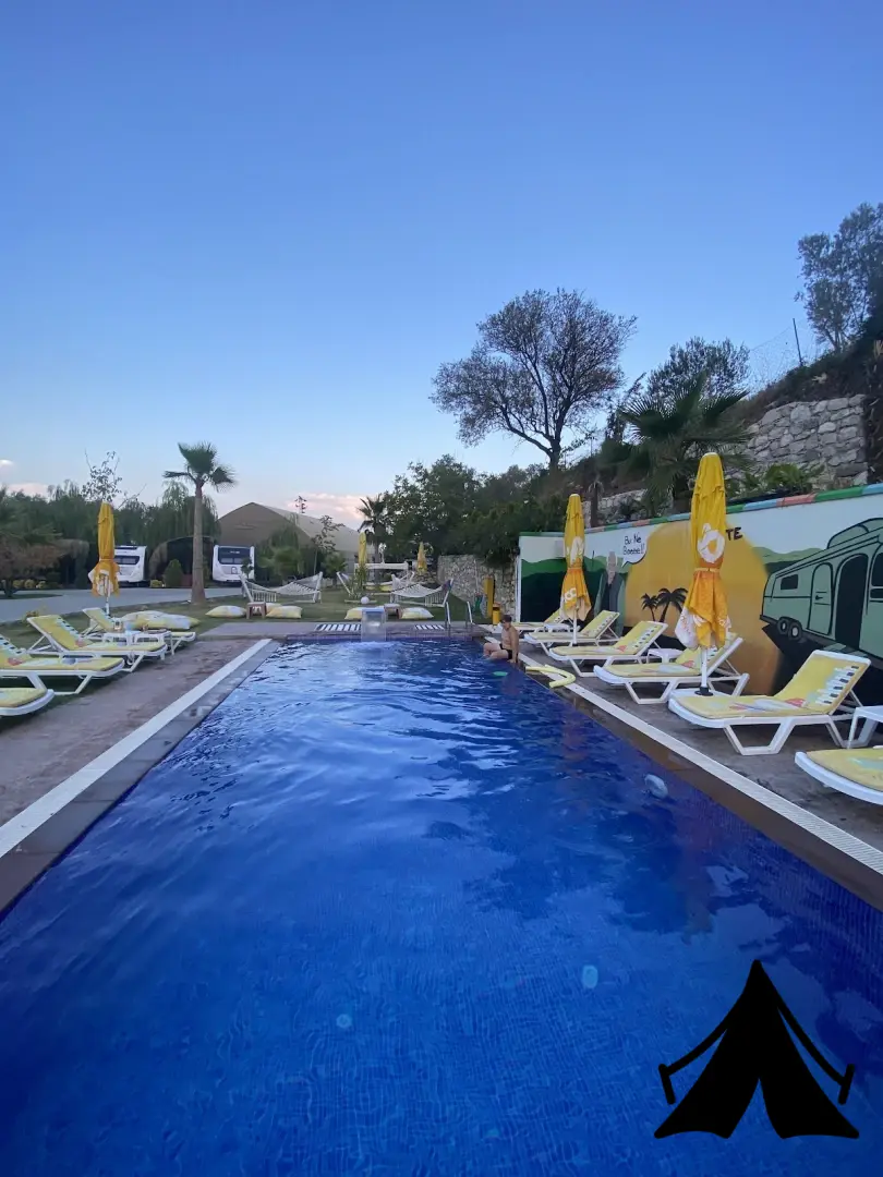 Güneşte Karavan Otel Fotoğrafı