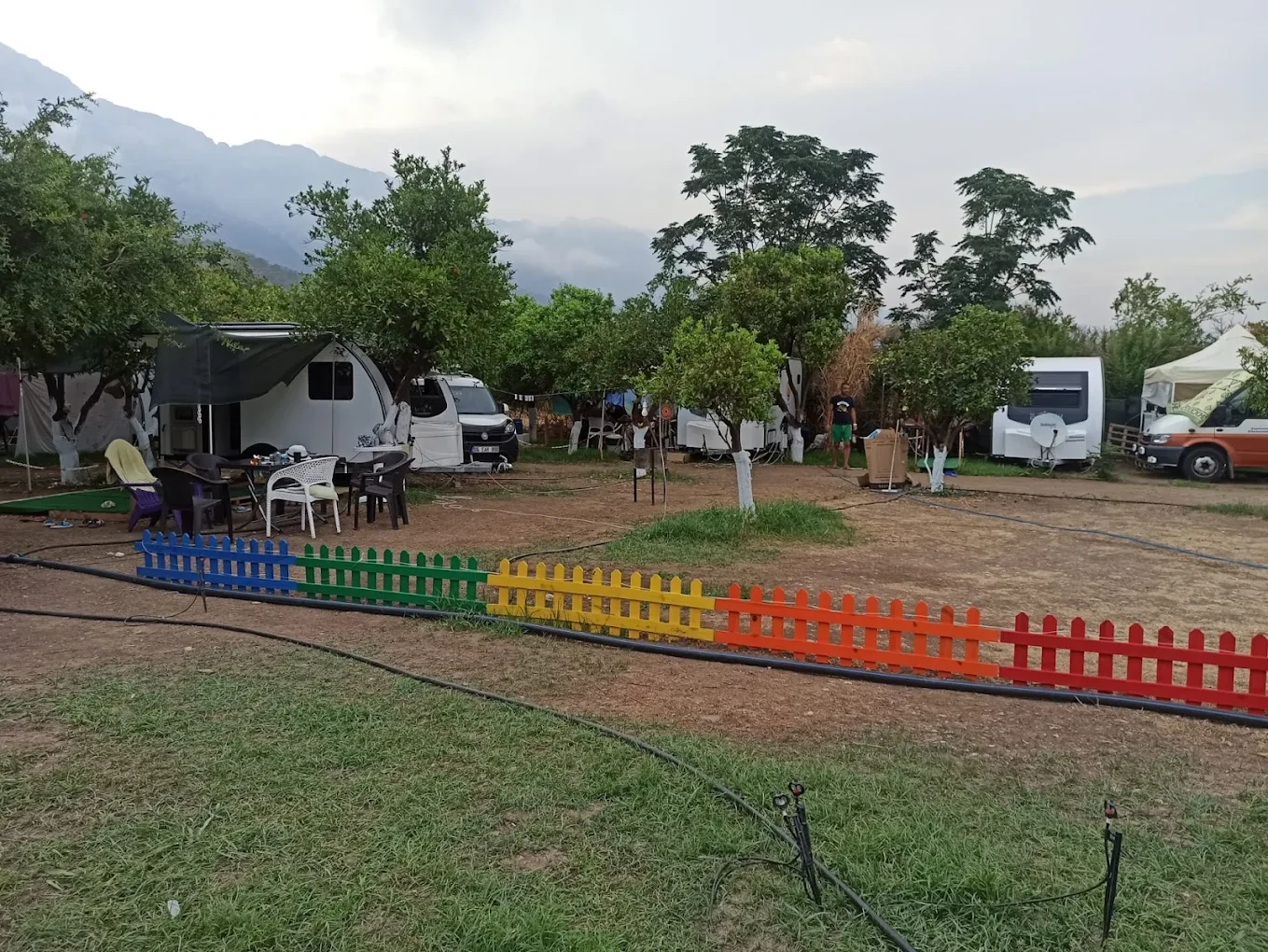 Bahçeli karavan kamp alanı manzarası