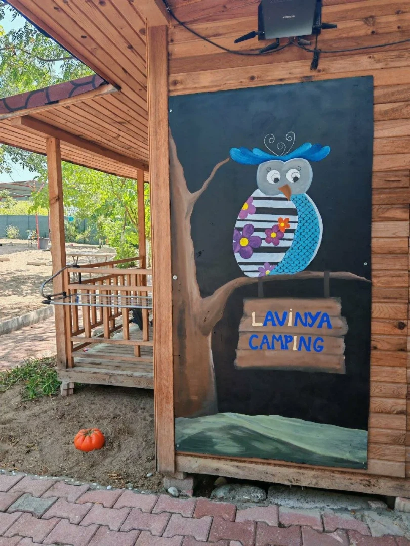Lavinya Camping baykuşlu ahşap tabela.