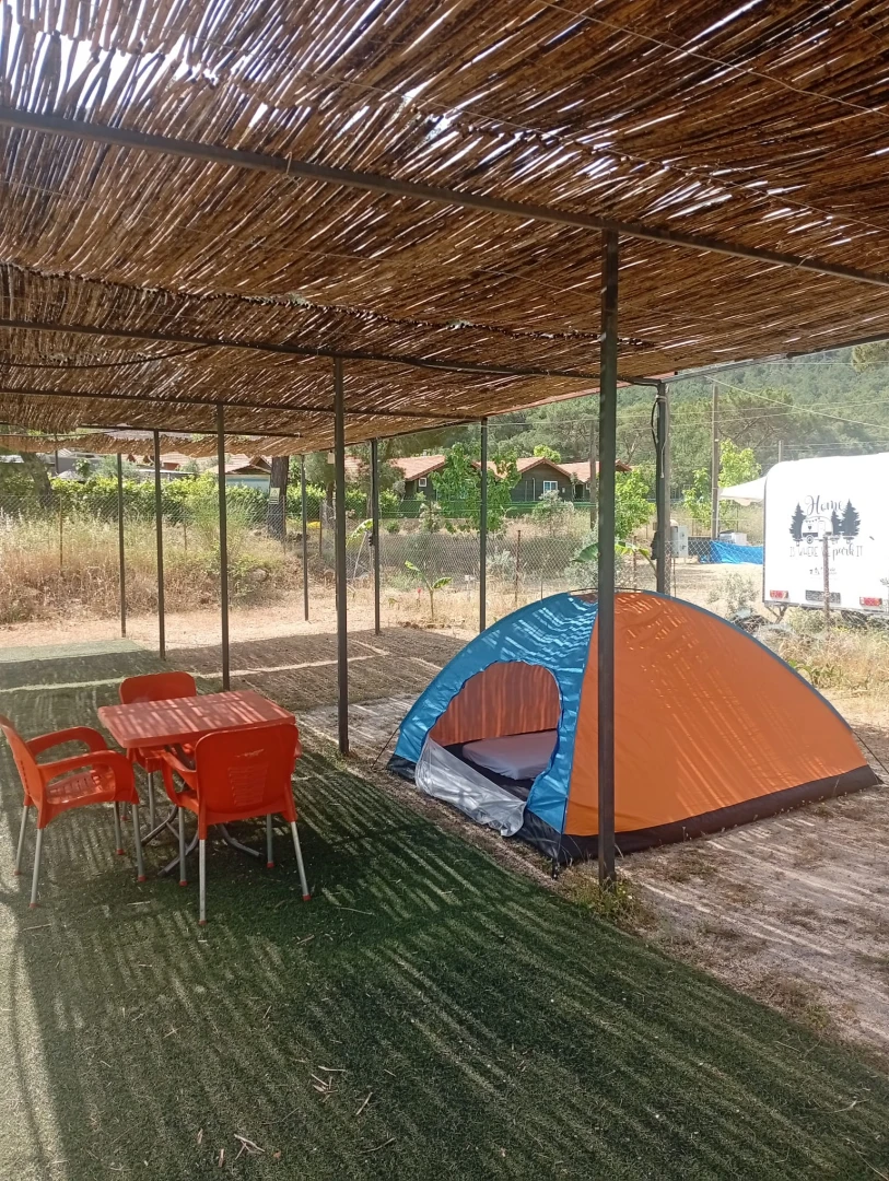Gölgelikli çadır ve oturma alanı