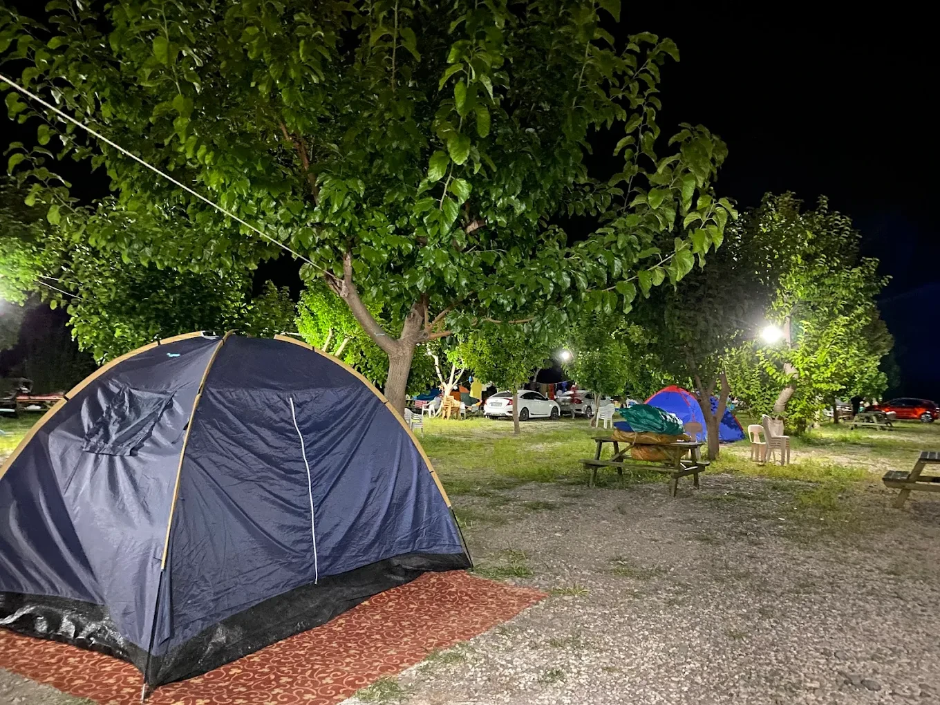Gece kurulan mavi kamp çadırı