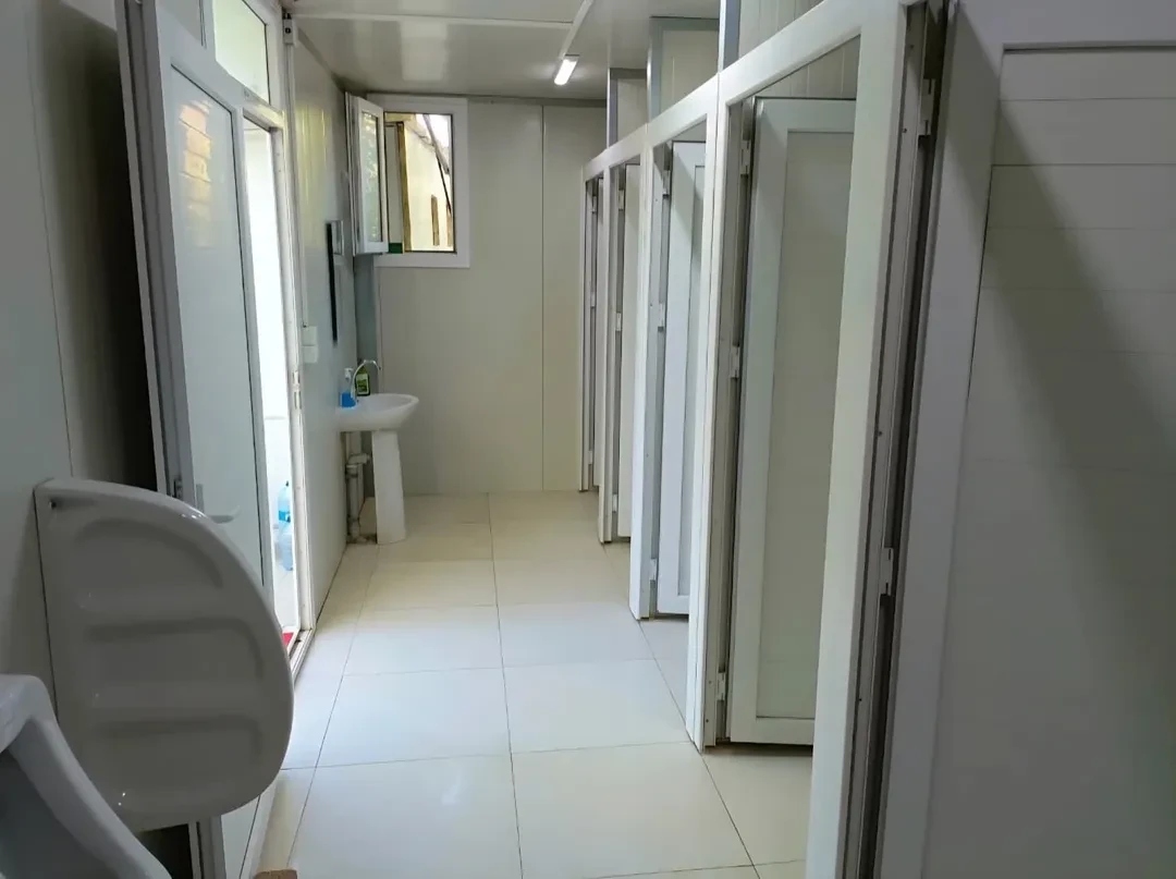 Kamp alanı temiz tuvalet lavabo