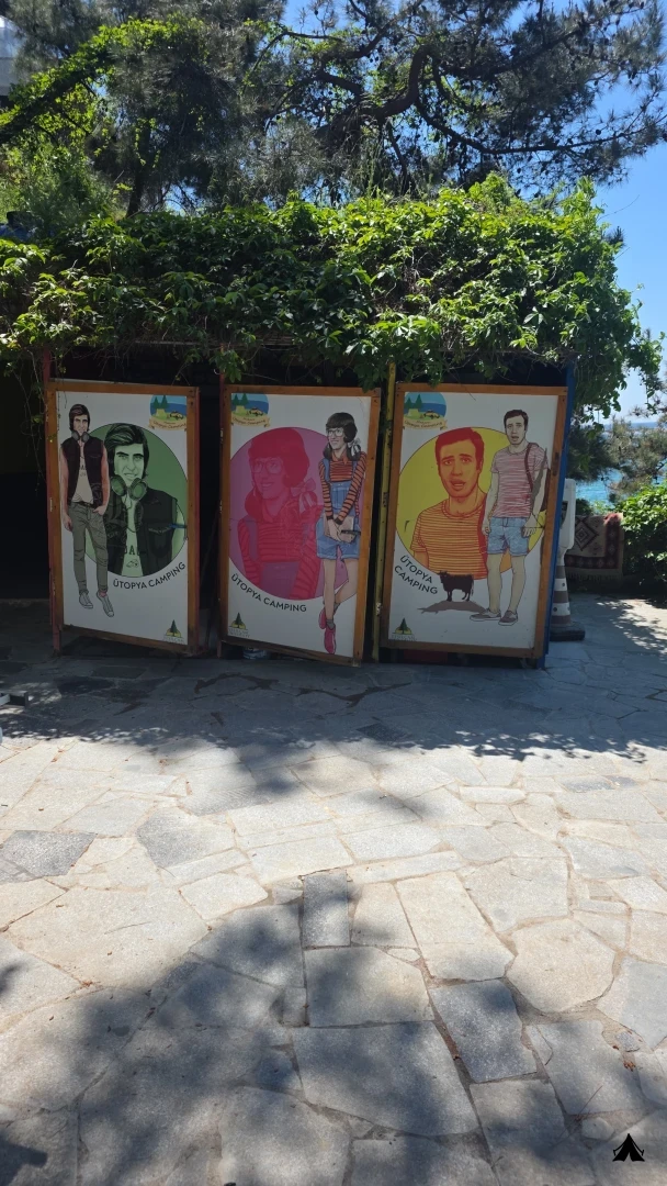 Ütopya Camping giriş tabelası