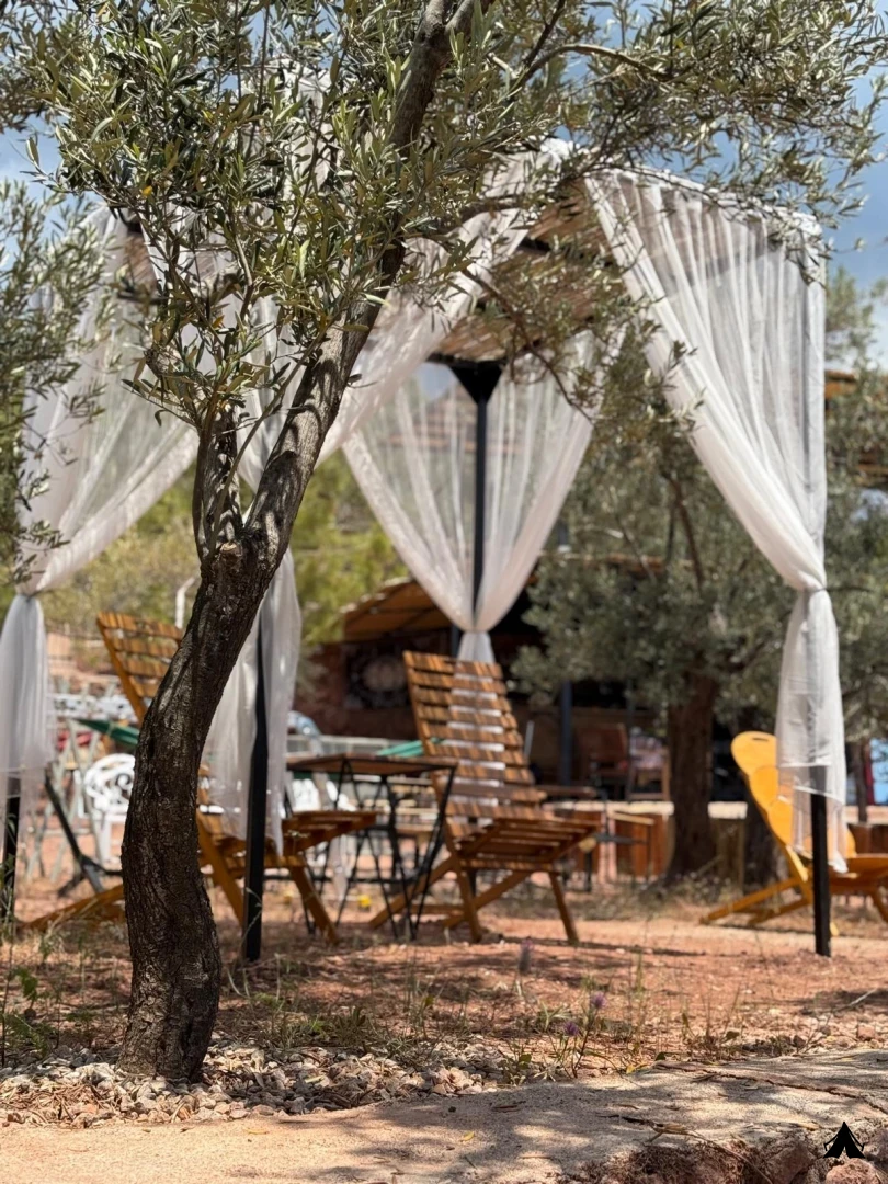 assos-patio-glamping-architecture-pergola-garden-furniture-peaceful-nature