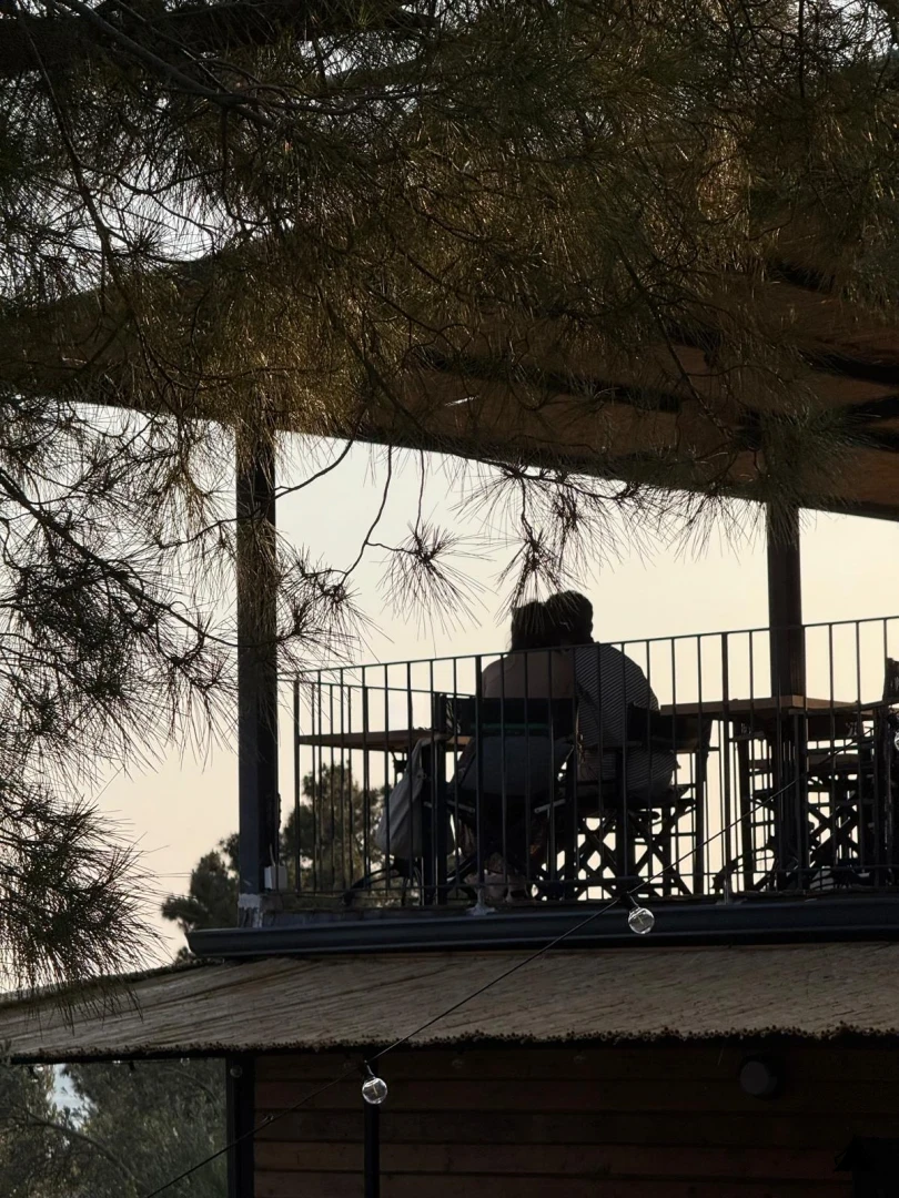 assos-izole-bungalov-alternatifi-deniz-manzarali-teras-gun-batimi