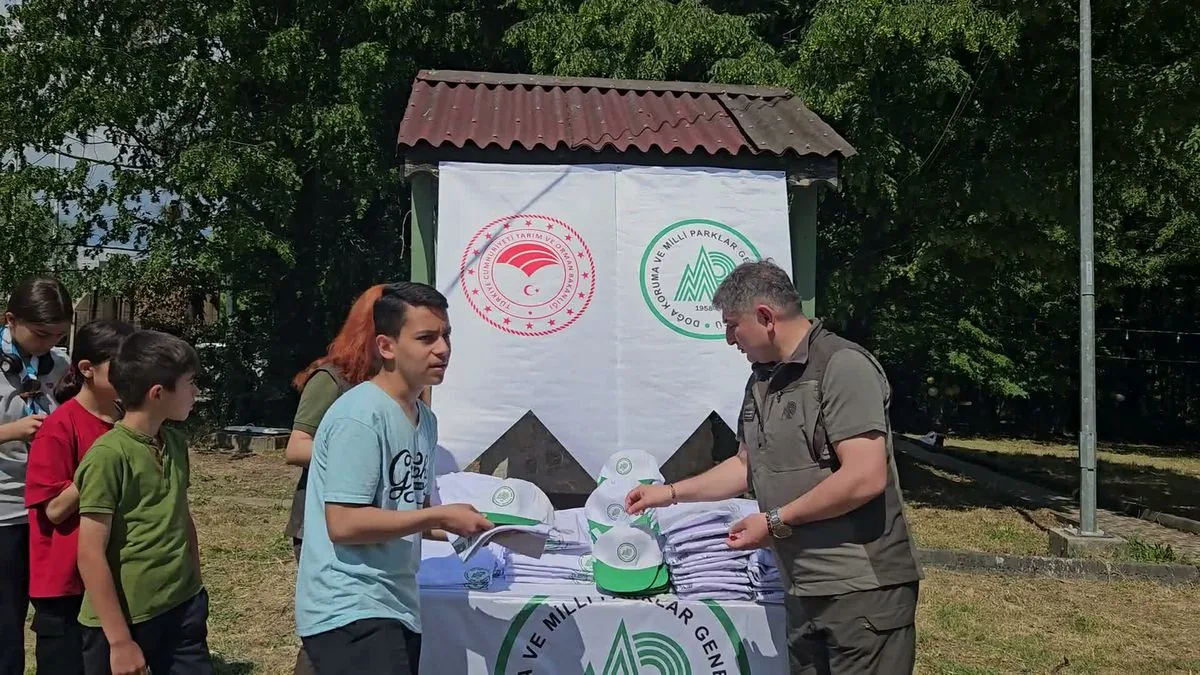 DKMP Aile Kampı etkinliğinde katılımcılara malzeme dağıtımı