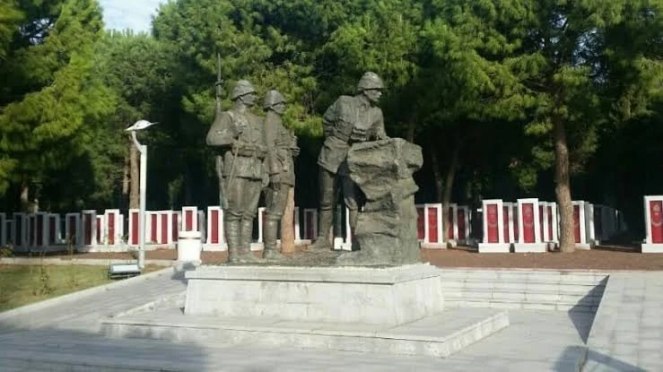 Kırmızı Sırt 125. Alay Siperleri — fotoğraf 4