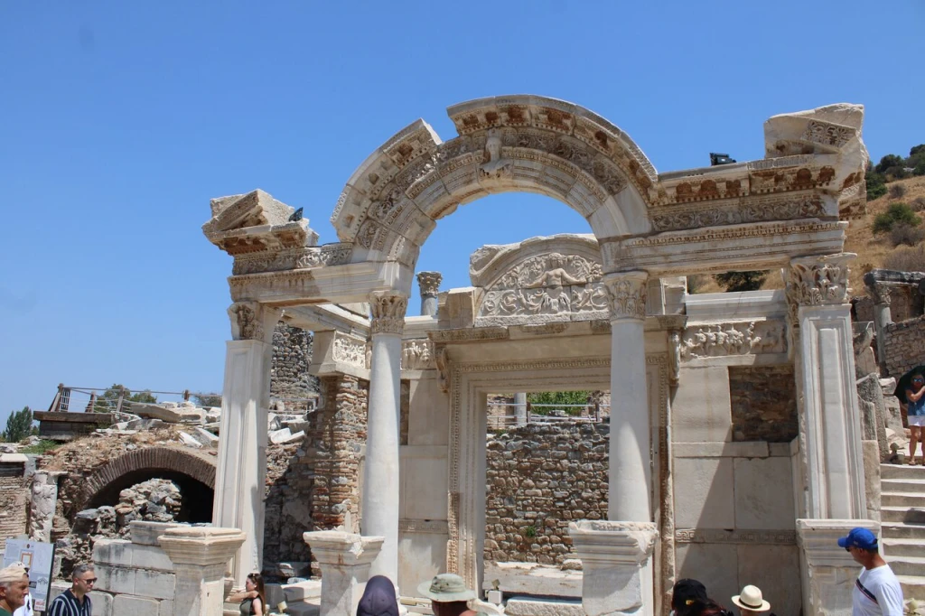 Hadrian Tapınağı — fotoğraf 2