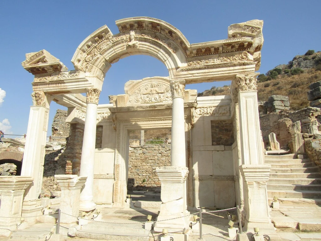 Hadrian Tapınağı — fotoğraf 3