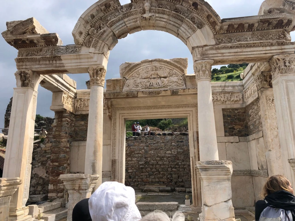 Hadrian Tapınağı — fotoğraf 4